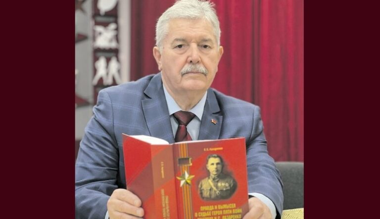 Внук героя Советского Союза Григорий Лазаренко презентовал книгу о легендарном предке