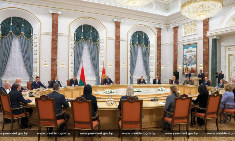 Президент Беларуси Александр Лукашенко 22 января вручил дипломы доктора наук и аттестаты профессора научным и научно-педагогическим работникам