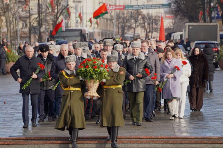 Торжественное возложение цветов, посвященное Дню защитников Отечества и Вооруженных Сил Республики Беларусь