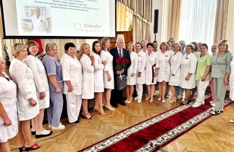 Чествование ветерана труда: в Могилёвской больнице скорой медицинской помощи торжественно проводили на заслуженный отдых Григория Лазаренко